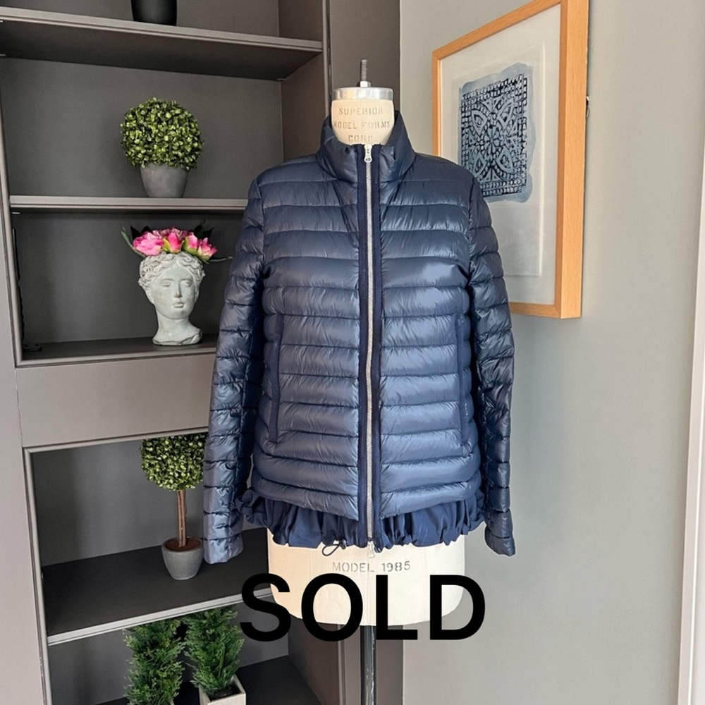 Monell Puffer with Cinch Ruffle Bottom. Navy. Size S. Excellent Condition.